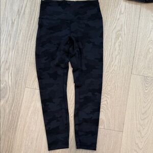Lululemon Women’s Black Camouflage Capri Leggings